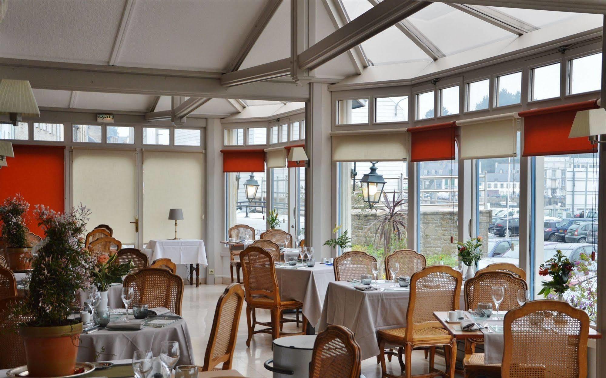 Hôtel Restaurant Le Goyen Audierne Exterior foto